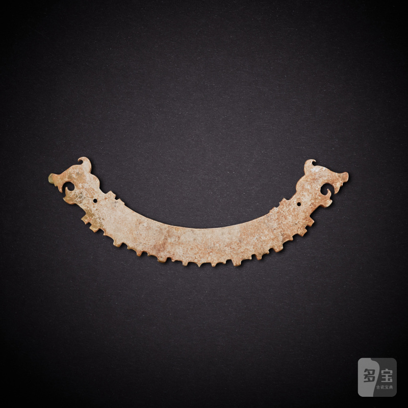 A yellowish-celadon jade 'tiger' pendant, huang, Western Zhou dynasty | 西周 青黃玉虎首璜 - 图2